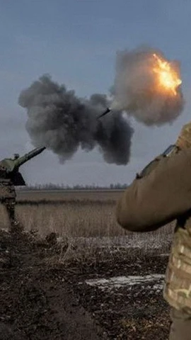 Binh sỹ Ukraine bắn lựu pháo bọc thép 2000 trong cuộc xung đột với Nga gần Bahmut, vùng Donetsk. (Ảnh: Reuters/TTXVN)