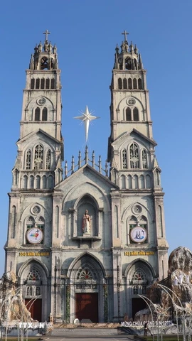 Không khí giáng sinh tại nhà thờ giáo xứ Văn Hạnh, Hà Tĩnh. (Ảnh: Hoàng Ngà/ TTXVN)