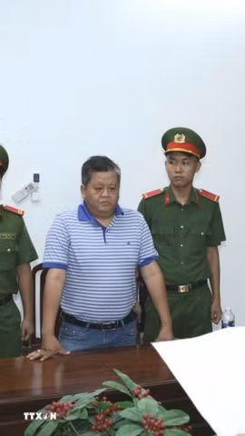 Cơ quan An ninh điều tra Công an thành phố Cần Thơ khám xét chỗ ở, nơi làm việc đối với Võ Xuân Trường. (Ảnh: TTXVN phát)
