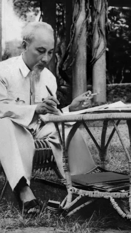 Sinh thời, Chủ tịch Hồ Chí Minh thường xuyên dành thời gian đọc, nhận xét và trực tiếp duyệt tin, bài của TTXVN. (Ảnh: TTXVN)