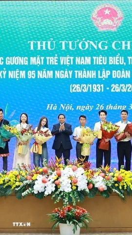 Thủ tướng Phạm Minh Chính tặng hoa chúc mừng các Gương mặt trẻ Việt Nam tiêu biểu. (Ảnh: Dương Giang/TTXVN)