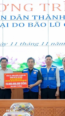 Đại diện lãnh đạo Thành phố Hồ Chí Minh trao 20 tỷ đồng hỗ trợ người dân Huế khắc phục hậu quả bão lũ. (Ảnh: Văn Dũng/TTXVN)
