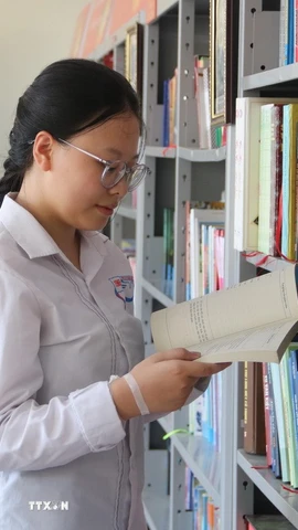 Em Nguyễn Diệu Linh, lớp 12A1, trường Trung học Phổ thông Nguyễn Trãi, tỉnh Hưng Yên. (Ảnh: Thu Hoài/TTXVN)