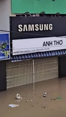 Khu vực nhà dân xã Đồng Xuân cũ bị ngập do nước sông Kỳ Lộ dâng cao. (Ảnh: Tường Quân/TTXVN)