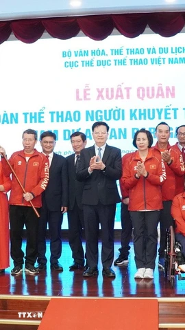 Phó Thủ tướng Chính phủ Mai Văn Chính cùng đại diện các bộ, ban, ngành Trung ương và Thành phố Hồ Chí Minh, vận động viên Đoàn Thể thao Người khuyết tật Việt Nam tại Lễ xuất quân. (Ảnh: Trung Tuyến/TTXVN)