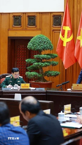 Thủ tướng Phạm Minh Chính làm việc với lãnh đạo Bộ Quốc phòng về phát triển công nghiệp quốc phòng. (Ảnh: Dương Giang/TTXVN)