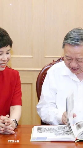 Tổng Bí thư Tô Lâm xem sách ảnh “100 năm Báo chí Cách mạng Việt Nam (1925-2025)”, do Nhà xuất bản Thông tấn biên soạn, xuất bản. (Ảnh: Thống Nhất/TTXVN)