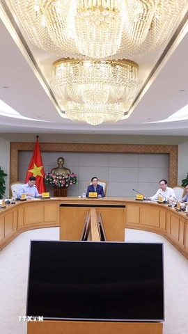 Phó Thủ tướng Trần Hồng Hà chủ trì họp nghe báo cáo về việc phê duyệt tổng hạn ngạch phát thải khí nhà kính cho năm 2025-2026. (Ảnh: Văn Điệp/TTXVN)