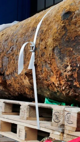 Hai chuyên gia xử lý bom mìn ngồi bên cạnh quả bom nặng 1,8 tấn thời Thế chiến 2, ngay sau khi họ vô hiệu hóa nó, tại Frankfurt, Đức năm 2017. (Nguồn: AP)