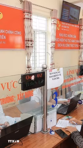 Hoạt động giải quyết thủ tục hành chính tại Trung tâm Phục vụ hành chính công xã Hoằng Tiến (Thanh Hoá). (Ảnh: Minh Quyết/TTXVN)