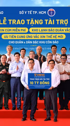 Ông Nguyễn Phước Lộc - Ủy viên Trung ương Đảng, Phó Bí thư Thành ủy, Chủ tịch Ủy ban Mặt trận Tổ quốc Việt Nam Thành phố Hồ Chí Minh; Tiến sỹ-bác sỹ Huỳnh Minh Chín - Phó Giám đốc Sở Y tế Thành phố Hồ Chí Minh; ông Lê Hoàng Hải - Bí thư Đảng ủy Đặc khu, Chủ tịch Hội đồng Nhân dân Đặc khu Côn Đảo cùng đại diện các sở, ban, ngành, lực lượng cảnh sát biển và đông đảo nhân dân địa phương chứng kiến Lễ trao tặng Gói tài trợ của VNVC tại Đặc khu Côn Đảo. (Ảnh: Minh Trung)