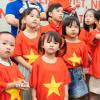 Con em kiều bào háo hức tham dự chương trình. (Ảnh: Xuân Giao/TTXVN)