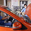 Thực hiện kiểm tra khí thải đối với ôtô sử dụng nhiên liệu xăng, diesel tại Chi nhánh Đăng kiểm xe cơ giới 2903V (Hà Nội). (Ảnh: Quốc Khánh/TTXVN)