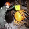 Kiểm tra thiết bị giám sát khí mỏ ở Công ty 35 - Tổng Công ty Đông Bắc. (Ảnh: TTXVN phát)