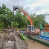Lực lượng chức năng huy động phương tiện khắc phục đoạn đê bị vỡ trên cồn Sơn, khu vực 17, phường Bình Thủy, thành phố Cần Thơ. (Ảnh: Thanh Liêm/TTXVN)