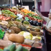 Người tiêu dùng mua sắm tại một chợ ở Madrid, Tây Ban Nha. (Ảnh: THX/TTXVN)