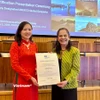 Bà Lidia Brito, Trợ lý Tổng Giám đốc UNESCO phụ trách Khoa học tự nhiên, trao cho Đại sứ Nguyễn Thị Vân Anh, Trưởng Phái đoàn thường trực Việt Nam bên cạnh UNESCO, Bằng công nhận trao Công viên địa chất Lạng Sơn của Việt Nam là Công viên địa chất toàn cầu UNESCO. (Ảnh : Thu Hà/Vietnam+)