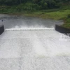 Công ty TNHH Một thành viên Khai thác thủy lợi Thái Nguyên vận hành xả nước qua tràn hồ Núi Cốc. (Nguồn: Cổng thông tin điện tử UBND tỉnh Thái Nguyên)