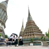 Du khách tham quan chùa Wat Pho ở Bangkok, Thái Lan. (Ảnh: THX/TTXVN)
