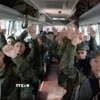 Nhóm tù binh đầu tiên được trao trả theo thỏa thuận đạt được trong khuôn khổ vòng đàm phán hòa bình giữa Nga và Ukraine tại Istanbul (Thổ Nhĩ Kỳ). (Ảnh: AA/TTXVN)