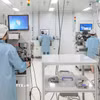 Hoạt động sản xuất với dây chuyền công nghệ tại nhà máy Điện Quang Công Nghệ Cao tại Khu Công Nghệ Cao Thành phố Hồ Chí Minh. (Ảnh: Thanh Vũ/TTXVN)