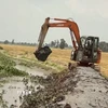Nạo vét kênh mương nội đồng để đảm bảo nguồn nước ngọt tưới lúa tại Long An. (Ảnh: Hồng Nhung/TTXVN)