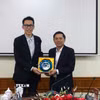 Ủy ban Nhân dân tỉnh Hà Nam tặng quà lưu niệm cho đoàn. (Ảnh: Nguyễn Chinh/TTXVN)
