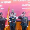 Thượng Tướng Vongsone Inpanphim, Thứ trưởng Bộ Quốc phòng, Chủ nhiệm Tổng cục Chính trị Quân đội nhân dân Lào, trao Huân chương Hữu nghị của Nhà nước Lào cho Bệnh viện Trung ương Quân đội 108 Việt Nam. (Ảnh: Xuân Tú/TTXVN)