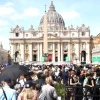 Dòng người đội nắng đổ về Vatican viếng Giáo hoàng Francis