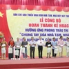 Trao quà cho các hộ dân trong chương trình xóa nhà tạm, nhà dột nát. (Ảnh: Ngọc Thiện/TTXVN)