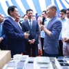 Thủ tướng Phạm Minh Chính tham quan trưng bày sản phẩm đổi mới sáng tạo và chuyển đổi số.” (Ảnh: Dương Giang/TTXVN)