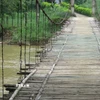 Cây cầu treo nối giữa thôn 3 và thôn Chiềng Long, xã Ban Công, huyện miền núi Bá Thước, Thanh Hóa, trải qua 15 năm sử dụng đã xuống cấp. (Ảnh: Nguyễn Nam/TTXVN)