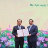 Thủ tướng Phạm Minh Chính trao Quyết định bổ nhiệm quyền Bộ trưởng Bộ Nông nghiệp và Môi trường cho ông Trần Đức Thắng. (Ảnh: Hoàng Hiếu/TTXVN)