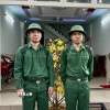 Hai anh em song sinh Hoàng Thế Anh và Hoàng Hải Anh sinh năm 2004, ngụ phường Trảng Dài, thành phố Biên Hoà, Đồng Nai, cùng viết đơn tình nguyện nhập ngũ. (Ảnh: Lê Xuân/TTXVN)