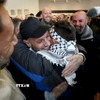Tù nhân Palestine, được Israel trả tự do, đoàn tụ với thân nhân tại thành phố Ramallah, Bờ Tây. (Ảnh: THX/TTXVN)