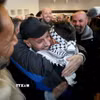 Tù nhân Palestine, được Israel trả tự do, đoàn tụ với thân nhân tại thành phố Ramallah, Bờ Tây. (Ảnh: THX/TTXVN)