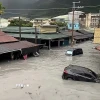 Hồ chắn bị vỡ do siêu bão Ragasa khiến nước lũ ồ ạt tràn vào khu dân cư và cuốn phăng xe cộ tại huyện Hoa Liên, Đài Loan (Trung Quốc) ngày 23/9. (Ảnh: Focus Taiwan/TTXVN)