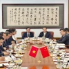Thứ trưởng Bộ Xây dựng Nguyễn Danh Huy, Chủ tịch Phân ban Việt Nam (bên phải) cùng đoàn công tác tham dự Phiên họp lần thứ nhất Ủy ban liên hợp hợp tác đường sắt Việt-Trung. (Ảnh: TTXVN phát)
