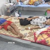Nhiều học sinh phải nhập viện với các triệu chứng đau bụng, nôn ói, đi ngoài. (Ảnh: TTXVN phát)