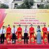 Các đại biểu thực hiện nghi thức cắt băng khai mạc Triển lãm. (Ảnh: Thu Hương/TTXVN)