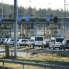Các phương tiện xếp hàng chờ qua cửa khẩu Nuijamaa ở Lappeenranta, biên giới Phần Lan-Nga. (Ảnh: AFP/TTXVN)