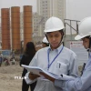 Thực hiện quy trình kiểm toán thực tế tại một công trường xây dựng. (Ảnh : Phạm Hậu/TTXVN)