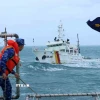 Lực lượng Cảnh sát biển phối hợp với tàu Kiểm ngư KN-276 làm nhiệm vụ chống khai thác thủy sản bất hợp pháp (IUU). (Ảnh: An Đăng/TTXVN)