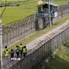 Khách du lịch đi bộ dọc tuyến đường mòn hòa bình DMZ, Paju, Hàn Quốc. (Ảnh: Yonhap/TTXVN)