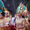 Chương trình diễu hành trong khuôn khổ sự kiện Angkor Sangkranta năm 2025 với các tiết mục múa cổ điển độc đáo của Campuchia. (Ảnh: Huỳnh Thảo/TTXVN)