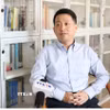 Giáo sư Khúc Cường, Đại học Dân tộc Trung ương Trung Quốc, chuyên gia bình luận CGTN trả lời phóng viên TTXVN tại Trung Quốc. (Ảnh: Quang Hưng/TTXVN)