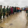 Triển khai lực lượng tìm kiếm nạn nhân mất tích trong vụ sạt lở ở xã biên giới Hùng Sơn với sự hỗ trợ của chó nghiệp vụ. (Ảnh: Bộ Tư lệnh Quân khu 5/TTXVN phát)