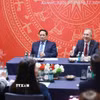 Thủ tướng Phạm Minh Chính gặp cán bộ Đại sứ quán và cộng đồng người Việt Nam tại Kuwait. (Ảnh: Dương Giang/TTXVN)