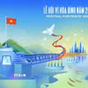 Nền của Bộ nhận diện là hình ảnh đặc trưng của quê hương Quảng Trị với dòng sông, đồng lúa, mái nhà, cánh đồng điện gió cùng các di tích lịch sử tiêu biểu trong hệ thống 647 di tích văn hóa, lịch sử trên địa bàn. (Ảnh: TTXVN phát)