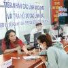 Hướng dẫn người dân làm thủ tục đăng ký hộ kinh doanh. (Ảnh: Dương Chí Tưởng/TTXVN)